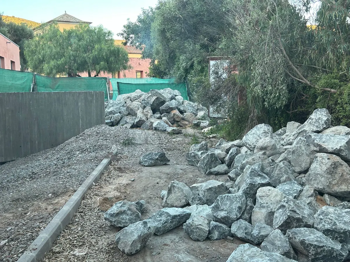Acondicionamiento de jardín con relleno de piedra — foto 1