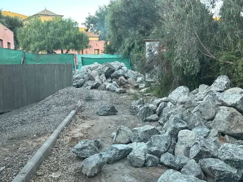 Acondicionamiento de jardín con relleno de piedra
